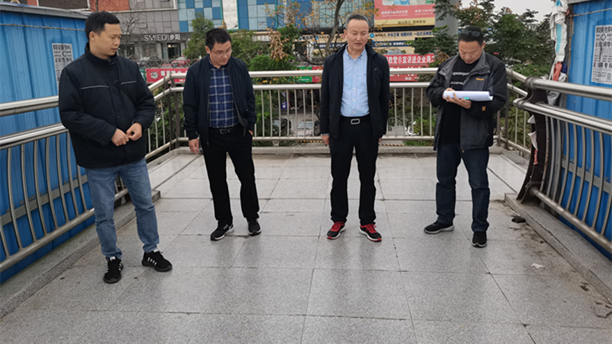 綿吳路改造工程現(xiàn)場(chǎng)檢查人行天橋 綿吳路改造工程現(xiàn)場(chǎng)檢查人行天橋
