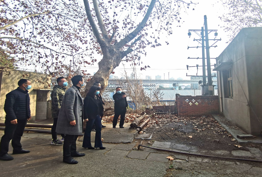 圖片2：公司黨支部書記、董事長(zhǎng)陳平帶隊(duì)對(duì)磨刀溝倉(cāng)庫(kù)資產(chǎn)進(jìn)行安全檢查_副本