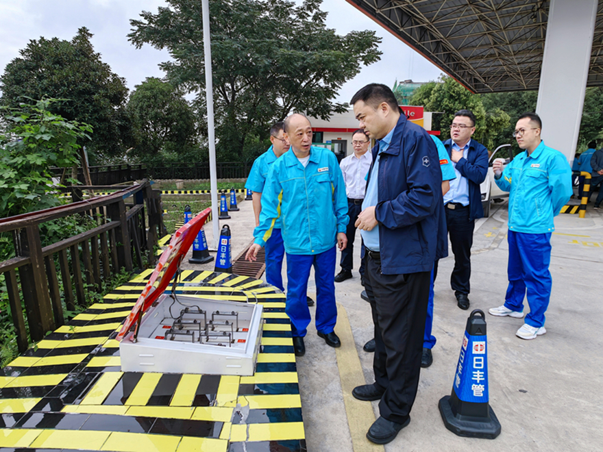 圖1：集團黨委書記、董事長肖林督導加油站安全工作