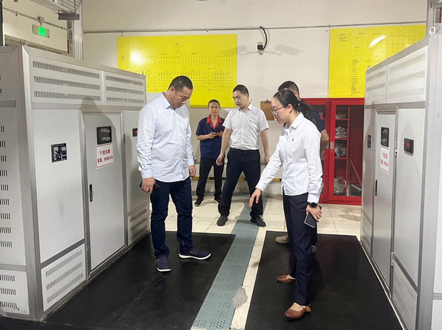 圖2：集團黨委副書記、總經(jīng)理孫瑞云督導建設大廈變配電室安全