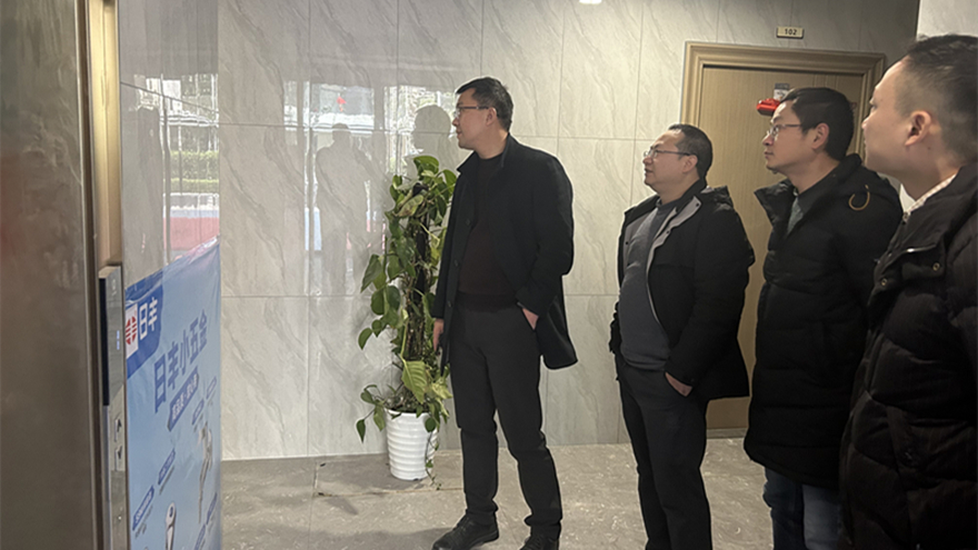 圖四：集團(tuán)黨委委員、副總經(jīng)理余佰宣督導(dǎo)綿投置地安全工作