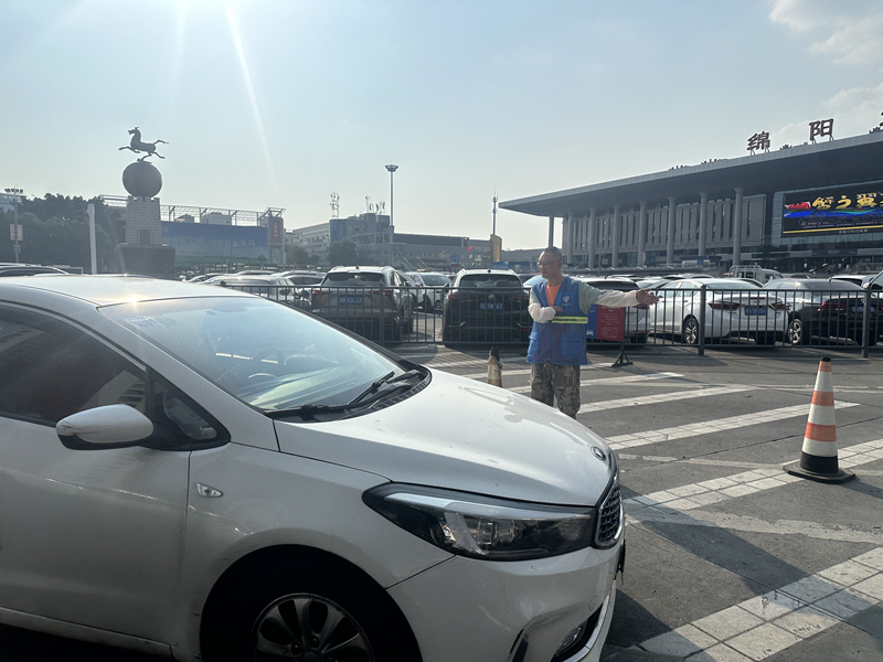 1火車站停車場疏導(dǎo)交通 1火車站停車場疏導(dǎo)交通